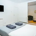 Central Serviced Apartments - 2 Bedroom - Seagate - Walk Away From City Centre & Universities - Sleeps 4 - 1 X Double 2 X Single - Smart Tvs In All Rooms - Short Term Stays Welcome - Walk Away From Train & Bus Station - Preferred Location