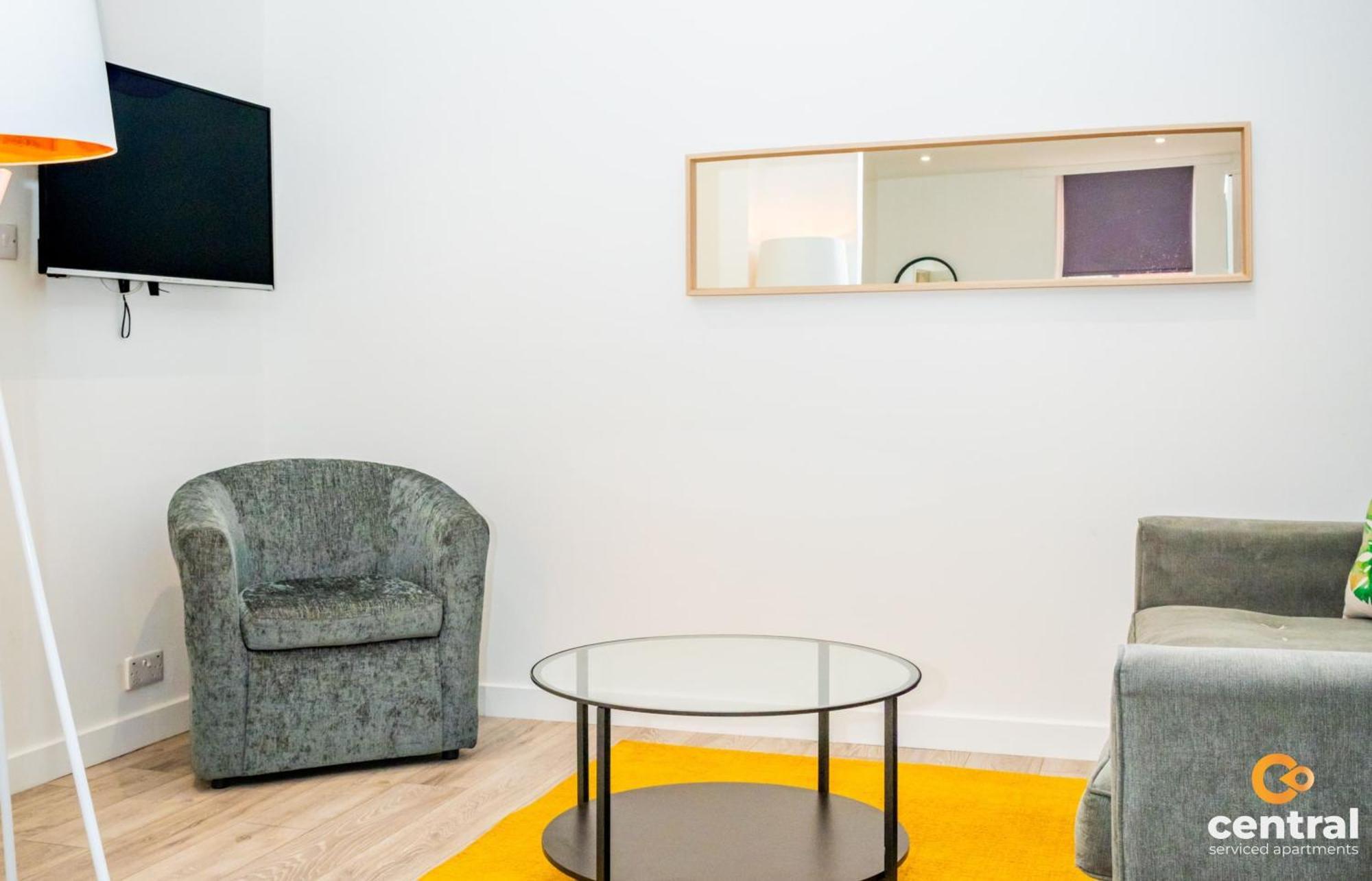 Serviced Apartments: Cozy 2-bedroom Near Centre & Transport *