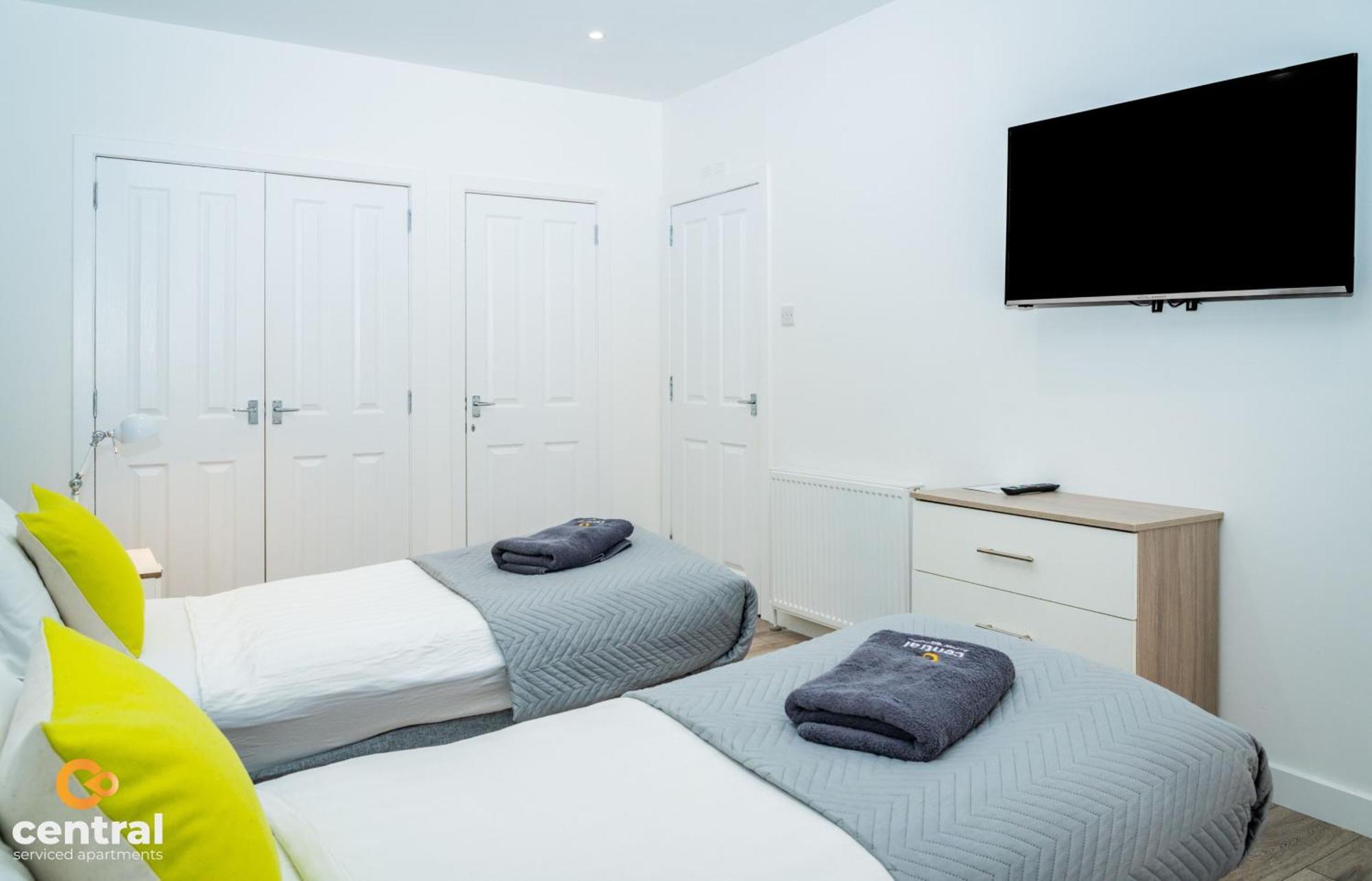 Apartment Serviced Apartments: Cozy 2-bedroom Near Centre & Transport