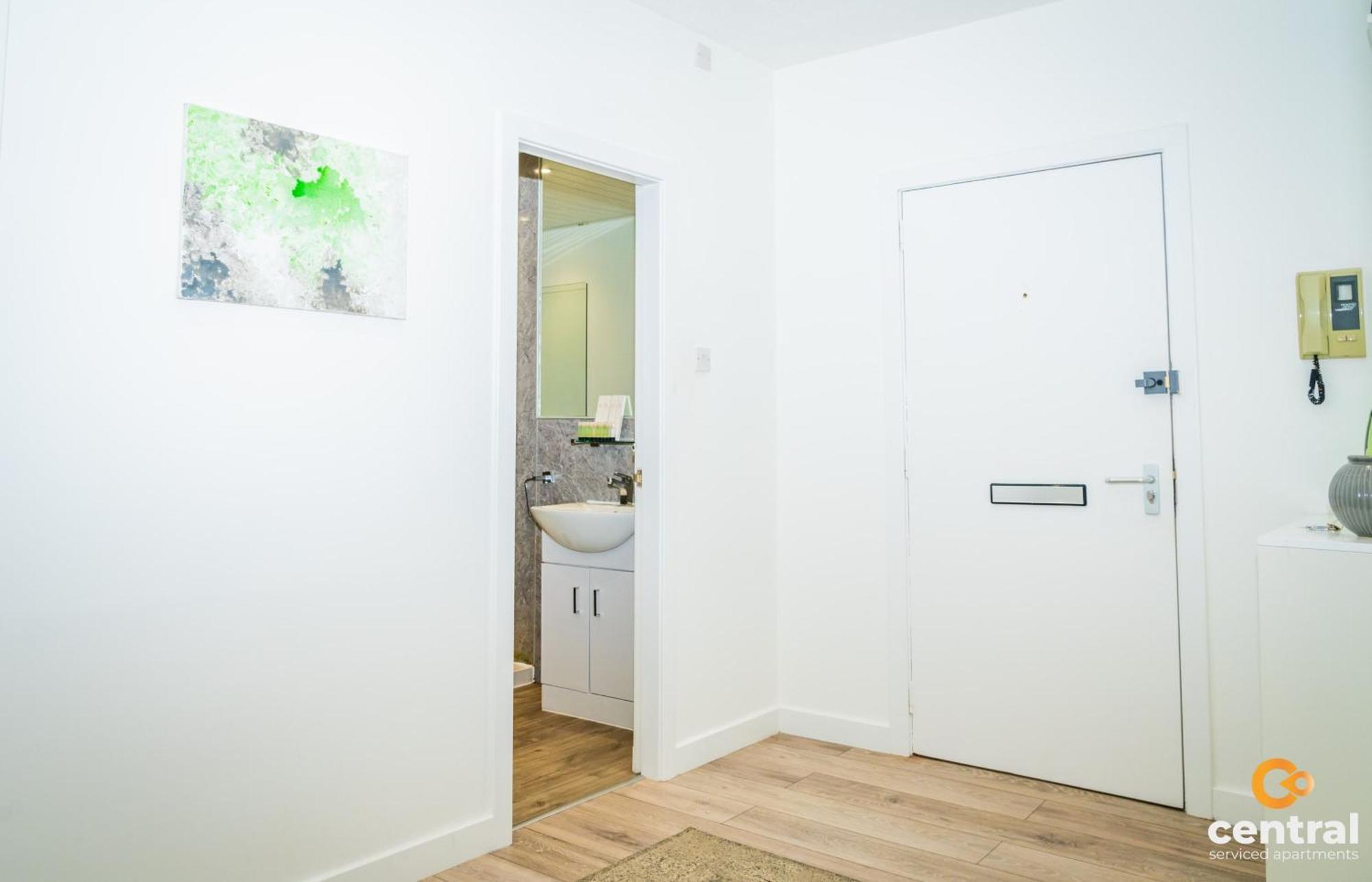 Serviced Apartments: Cozy 2-bedroom Near Centre & Transport *